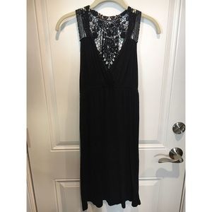 Black sleeveless lace dress